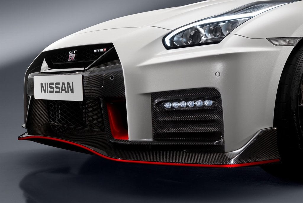 2015-10-nissan-gt-r-nismo-6.jpg