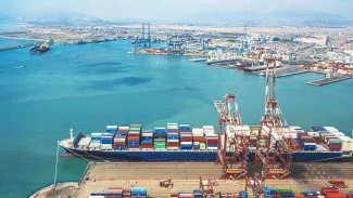Nad Evropou se stahuje čínská „přístavní síť“. Peking usiluje o vstup do miliardového obchodu vedeného americkým BlackRockem