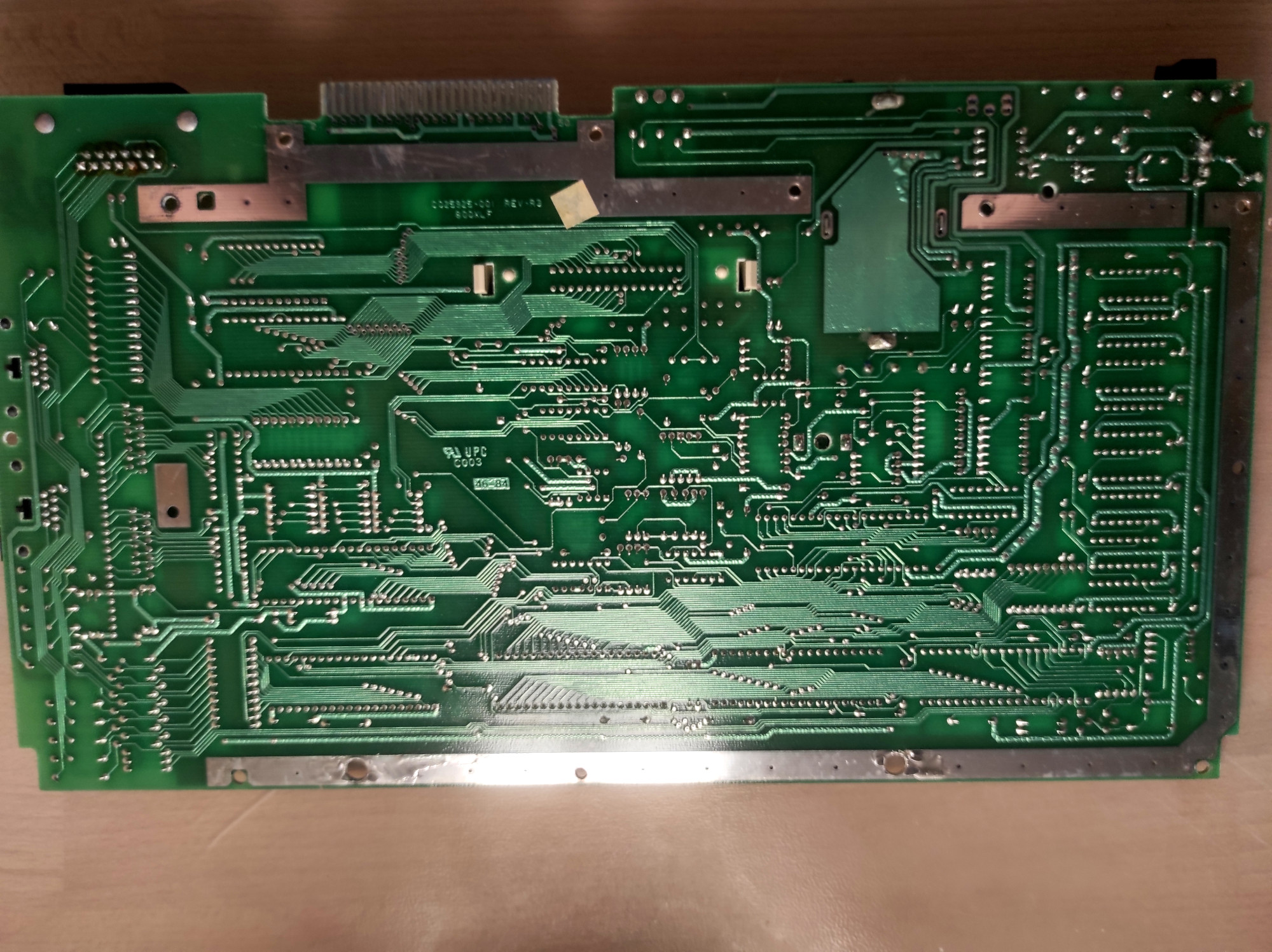 Spodní část plošného spoje. Součástky jsou výhradně na vrchní části.