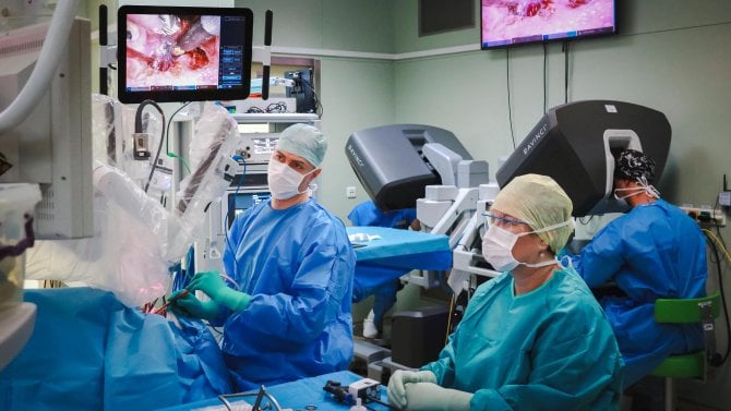 Detail se sálu, kde operuje ORL specialista s pomocí robota