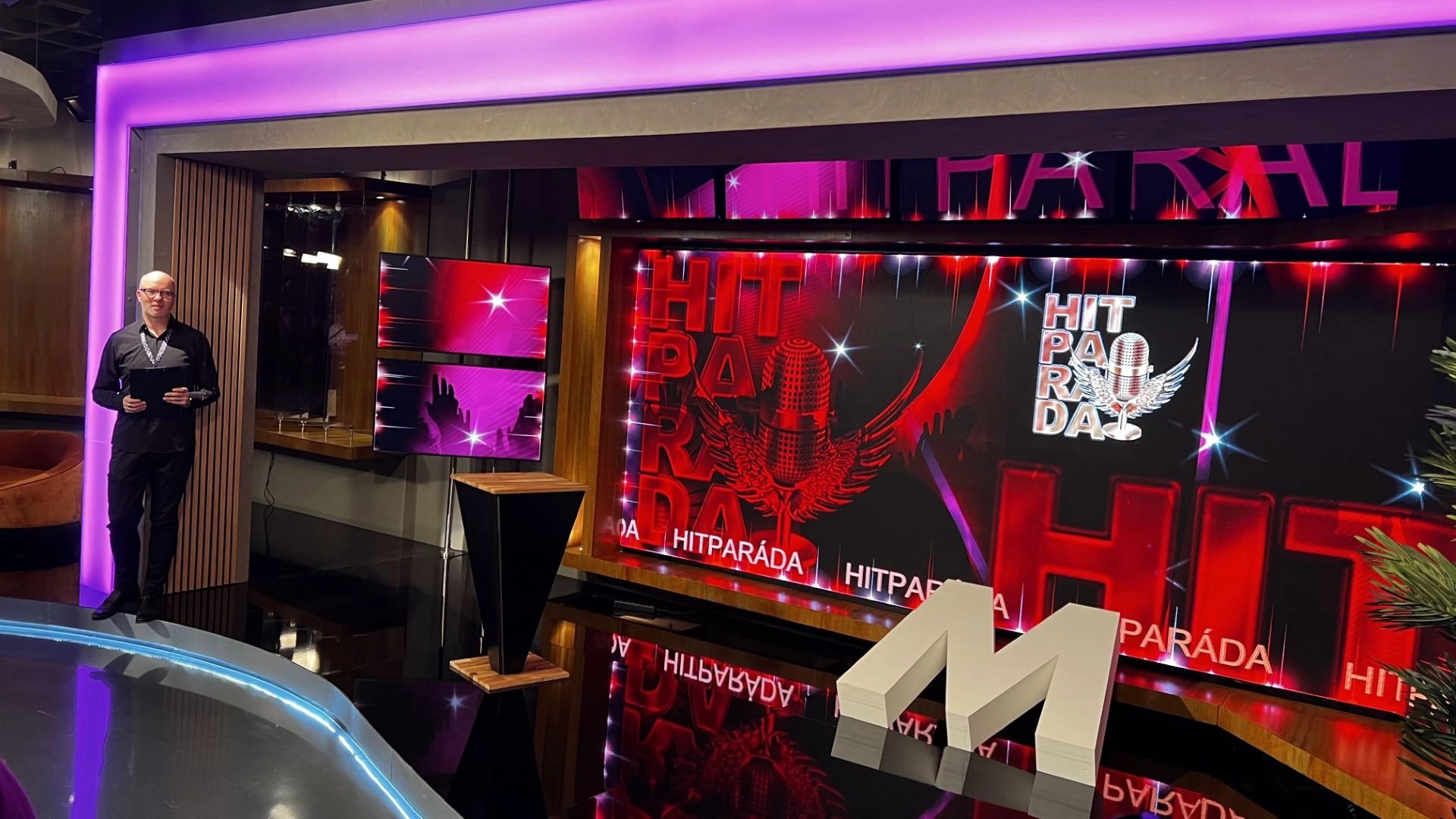 Studio připravené na pořad Hitparáda. V budově původně sídlila banka, přestavba na studia zabrala půl roku.