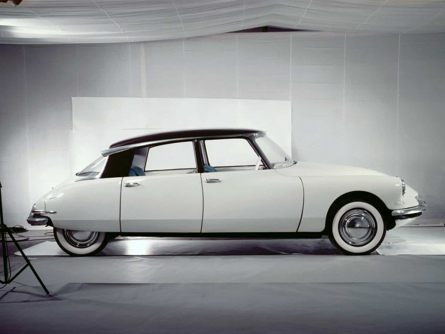 2019-06-1955-citroen_ds_19_berline_6.jpg