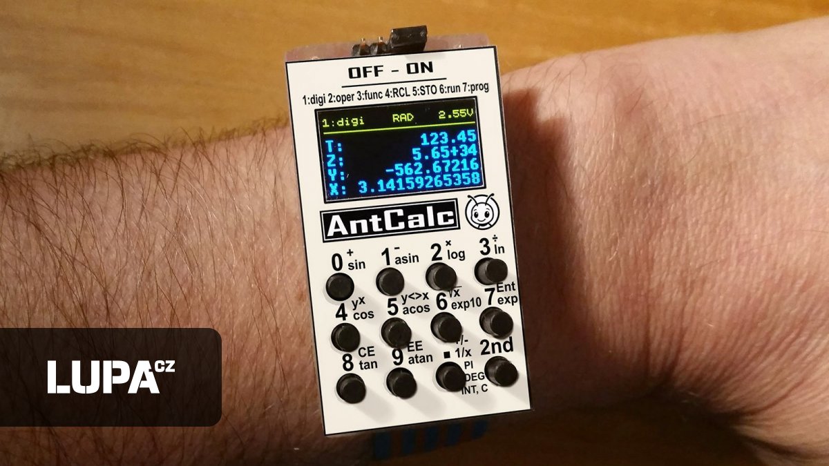 Autor legendární hry Vlak vytvořil programovatelnou kalkulačku ve formě hodinek na zápěstí