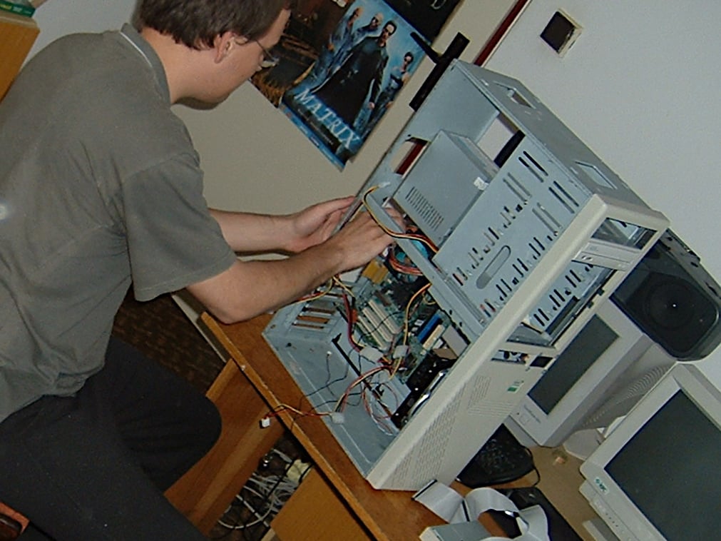 V roce 2004 jsem měl Matrix na zdi, AMD Duron, AT Bigtower předělaný na ATX a třeba také více vlasů.