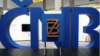 Emblém Živnostenské banky je zpět na budově ČNB