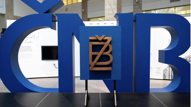 Emblém Živnostenské banky je zpět na budově ČNB
