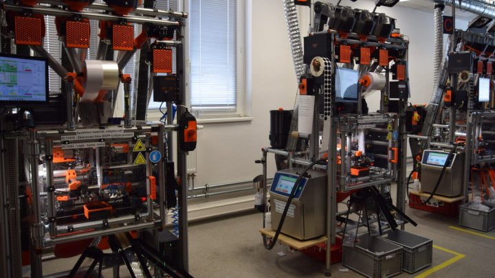 Skutečnost, jak zařízení firmy můžou vyrábět další zařízení, reprezentuje i zdejší „Pacman“. Robot vyrobený z vytištěných dílů a hliníkových profilů automaticky třídí a balí různé komponenty.