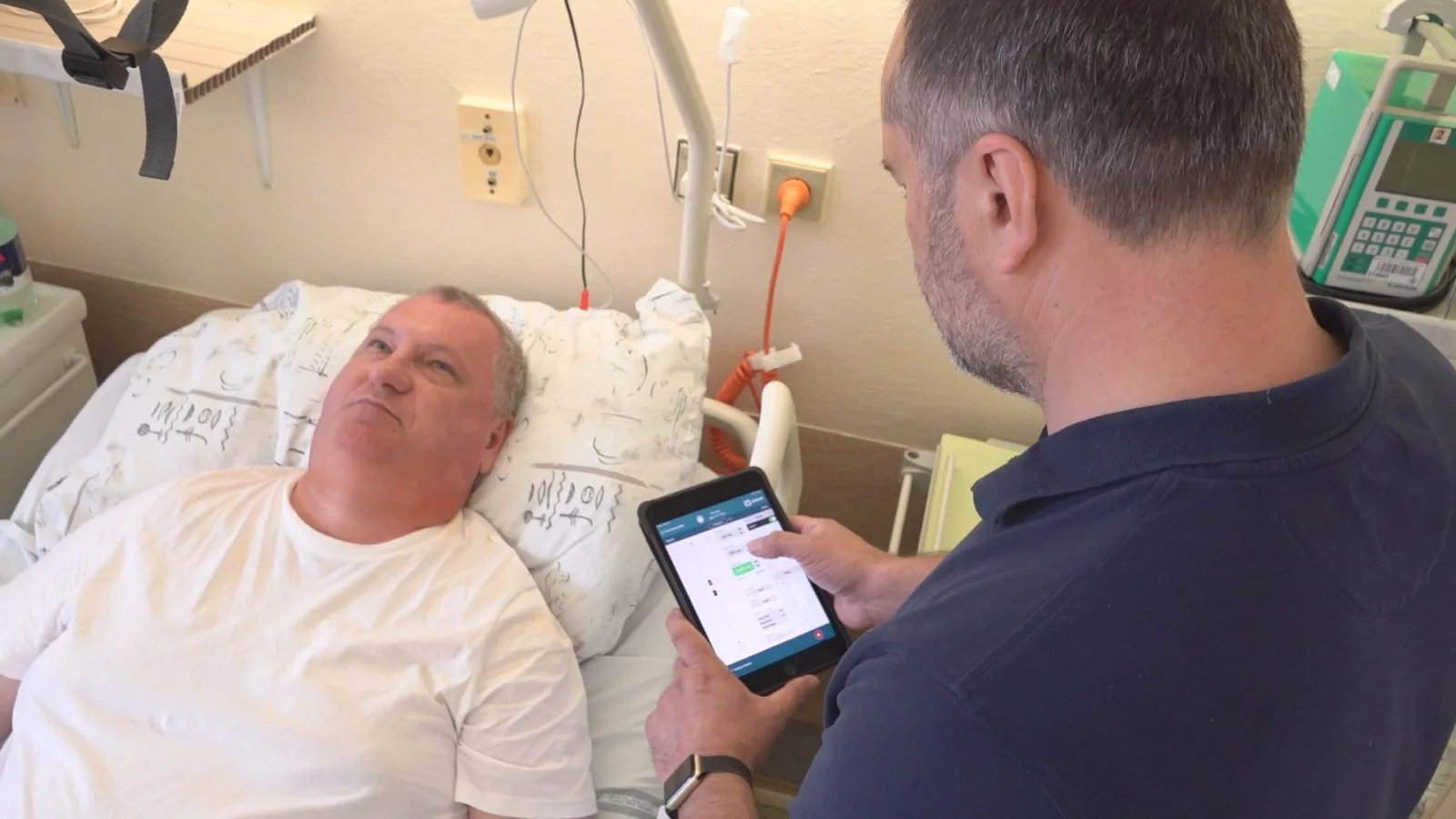 Pacient místo bolesti cítí jen lehké elektrické brnění. Intenzitu brnění si může ovládat sám pomocí aplikace v mobilním telefonu.