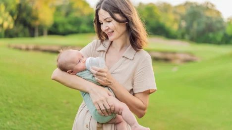 Na mateřskou nově dosáhne více žen. Změna platí od července