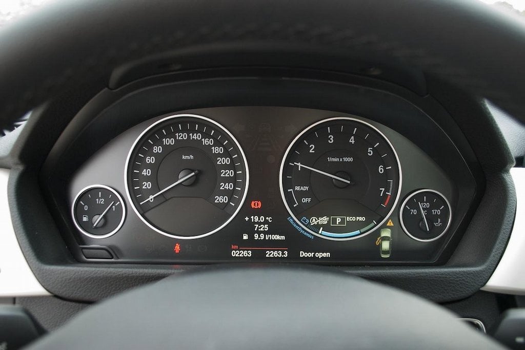 2011-10-bmw-320i-efficient-dynamics-54.jpg