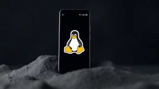 Tučňák Tux na telefonu s Androidem