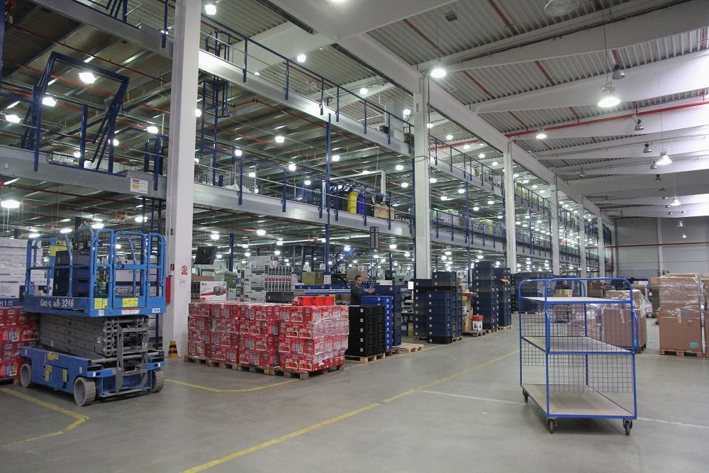 Alza.cz letos investovala do rozšíření skladu zhruba 50 milionů Kč. V hale přibyla dvě další patra, která jsou propojena výtahy a pásovými dopravníky. 