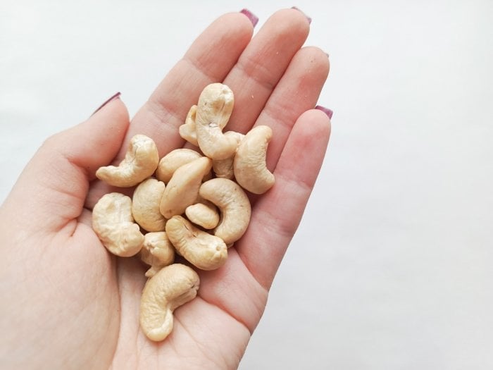 Autor: Shutterstock.com Hrst ořechů, ženská ruka