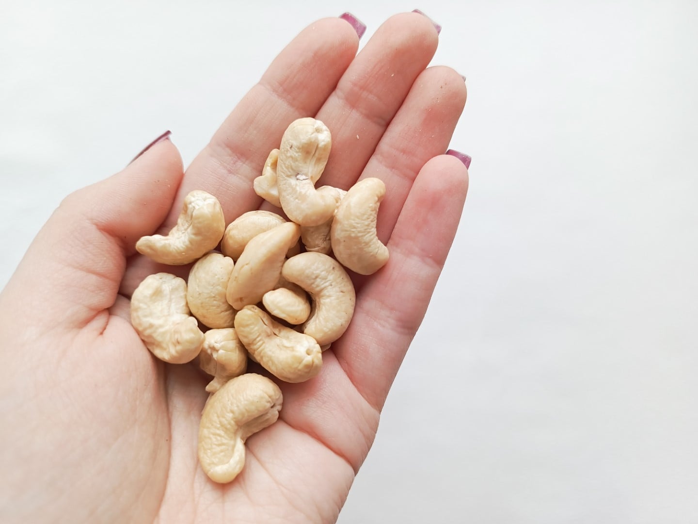 Hrst ořechů, ženská ruka