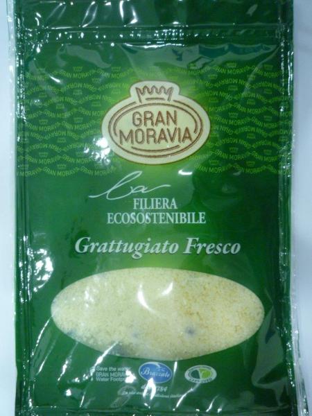 GRAN MORAVIA FILIERA ECOSOSTENIBILE GRATTUGIATO FRESCO, Čerstvě strouhaný přírodní sýr. Kategorie: Nebezpečné potraviny. Nevyhovující parametr: plísně okem viditelné. Na potravině se vyskytovala plíseň. Při kontrole nebyly zjištěny nevyhovující teploty skladování tohoto výrobku. Výrobek neměl prošlé datum použitelnosti. Výrobce: ORRERO a.s. Litovel. Distributor: centrální sklad Konzum, obchodní družstvo v Ústí n/O. Místo kontroly: KONZUM, Meziměstí