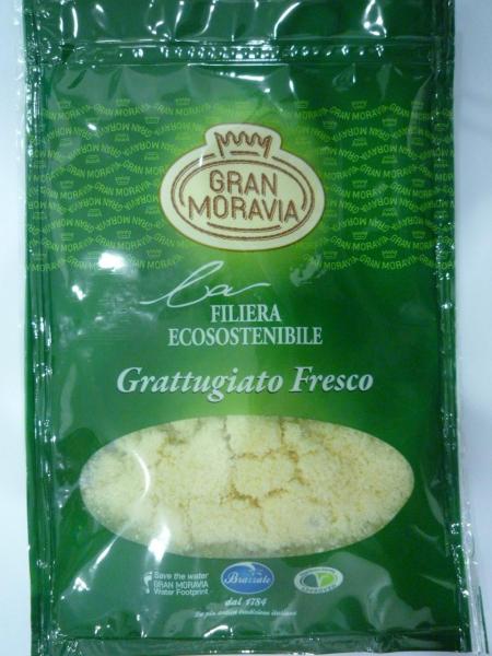 GRAN MORAVIA FILIERA ECOSOSTENIBILE GRATTUGIATO FRESCO, Čerstvě strouhaný přírodní sýr. Kategorie: Nebezpečné potraviny. Nevyhovující parametr: plísně okem viditelné. Na potravině se vyskytovala plíseň. Při kontrole nebyly zjištěny nevyhovující teploty skladování tohoto výrobku. Výrobek neměl prošlé datum použitelnosti. Výrobce: ORRERO a.s. Litovel. Distributor: centrální sklad Konzum, obchodní družstvo v Ústí n/O. Místo kontroly: KONZUM, Meziměstí