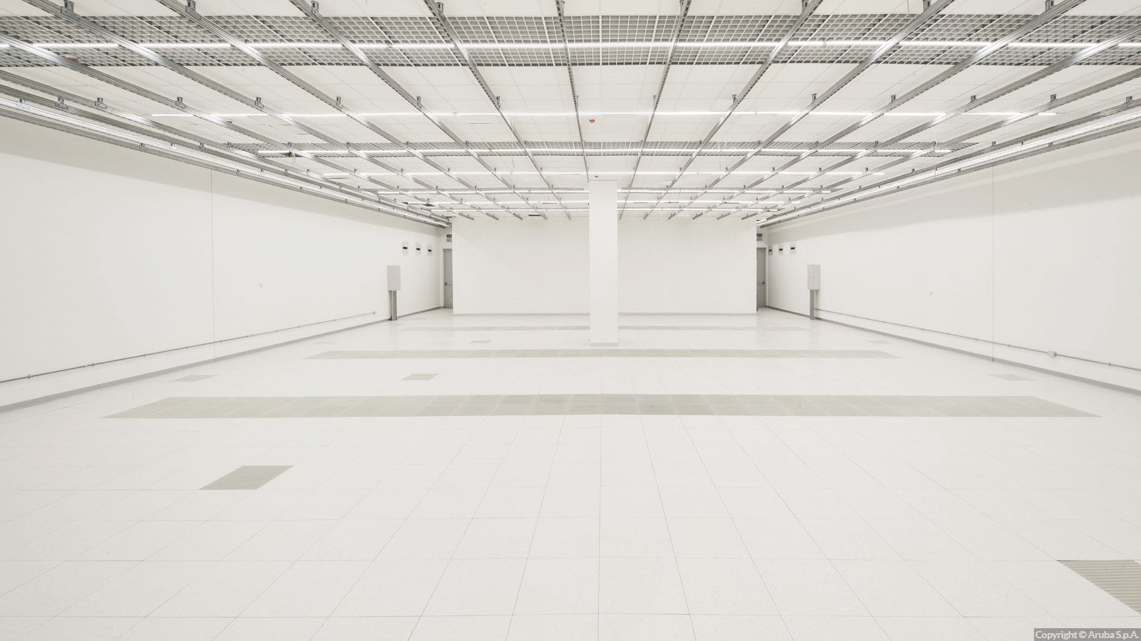 Celkem má být v kompletně dokončeném datacentru prostor pro 3600 racků (asi 165 tisíc fyzických serverů).