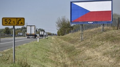 Náhledový obrázek - Billboardy s vlajkou jsou nebezpečnější, tvrdí sdružení. Podalo trestní oznámení