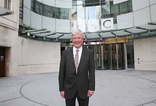 Generální ředitel BBC Tony Hall nastínil své vize, kam by se instituce měla v následujících letech ubírat.