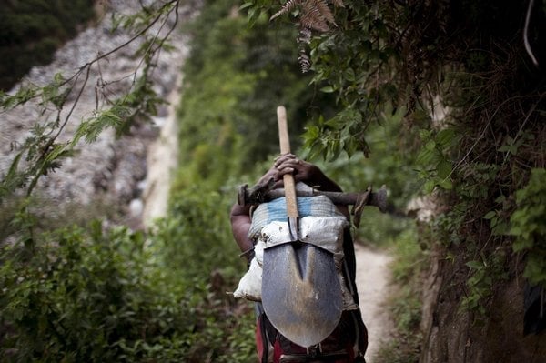 2016-10-chudc3a9-guatemalce-c5beivc3ad-kovovc3bd-odpad-ze-sklc3a