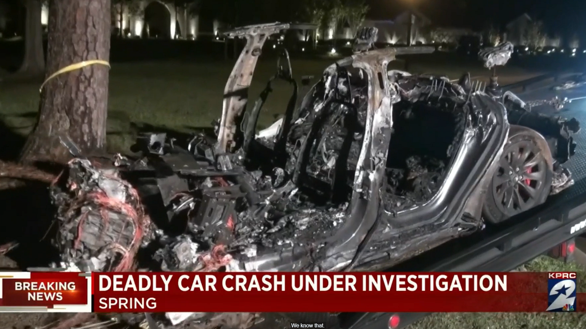 Vrak havarované Tesly.