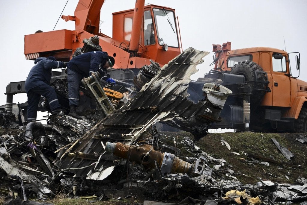 2011-11-vyc5a1etc599ovatelc3a9-sbc3adrajc3ad-trosky-letu-mh17-3.