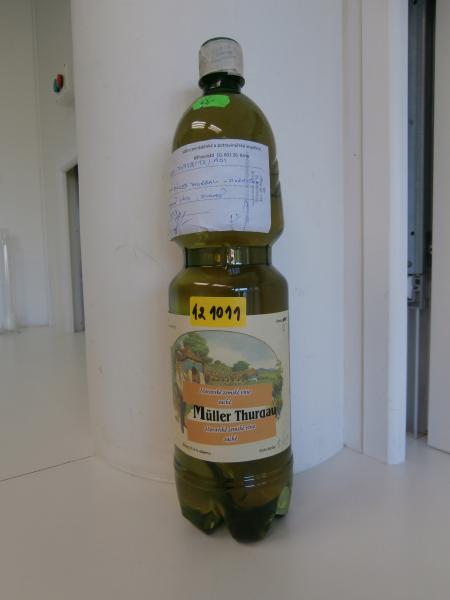 Müller Thurgau - bylo překročeno maximální povolené množství oxidu siřičitého více než dvojnásobně. Oxid siřičitý se do vína přidává jako konzervační a antioxidační látka.