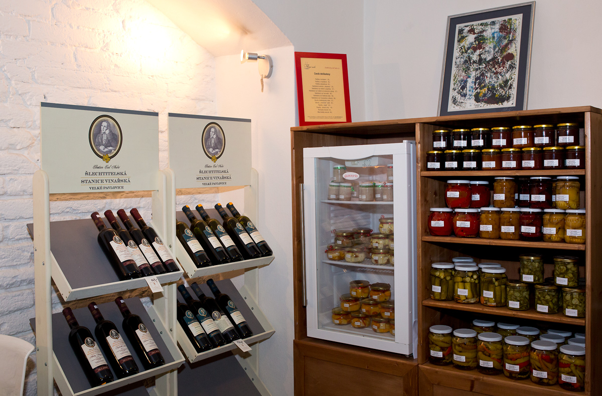 Vinotéka je na Vinohradech na každém rohu.