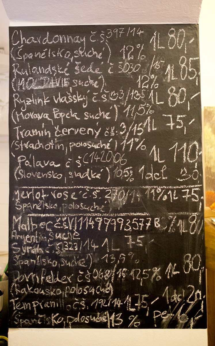 Vinotéka je na Vinohradech na každém rohu.