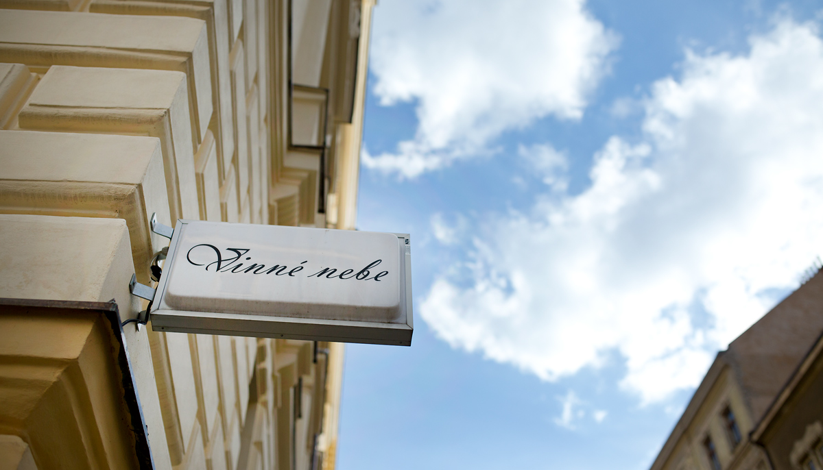Vinotéka je na Vinohradech na každém rohu.
