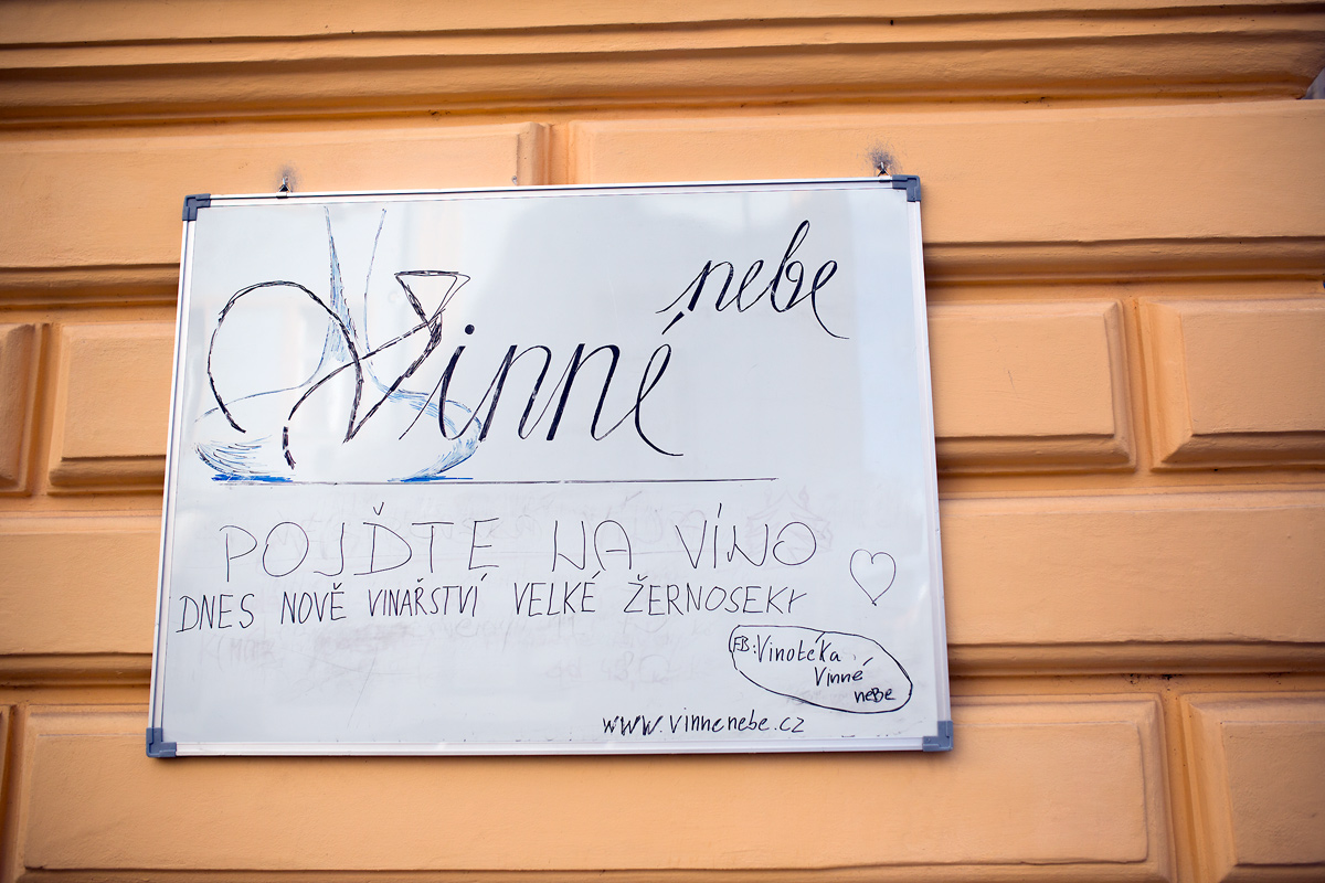 Vinotéka je na Vinohradech na každém rohu.