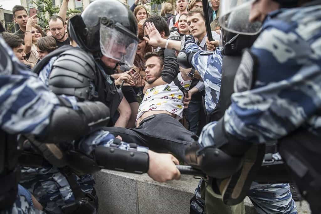 2011-06-zc3a1sah-ruskc3a9-policie-proti-demonstrantc5afm-v-moskv