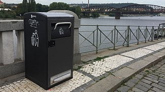 Chytrá odpadkový koš Bigbelly v Praze