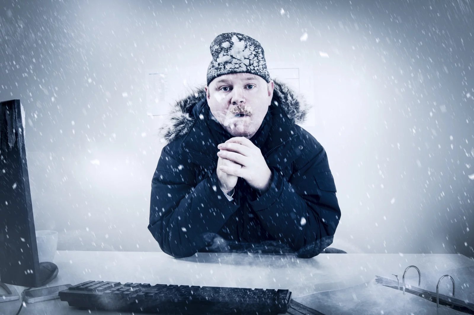 Příznaky hypotermie se liší v závislosti na stupni podchlazení. Zatímco lehká hypotermie se projevuje třesavkou, ospalostí, zrychleným dechem a tepem, u střední hypotermie dochází k apatii, spavosti a poklesu mentálních funkcí. Pro těžkou hypotermii jsou typické poruchy vědomí.