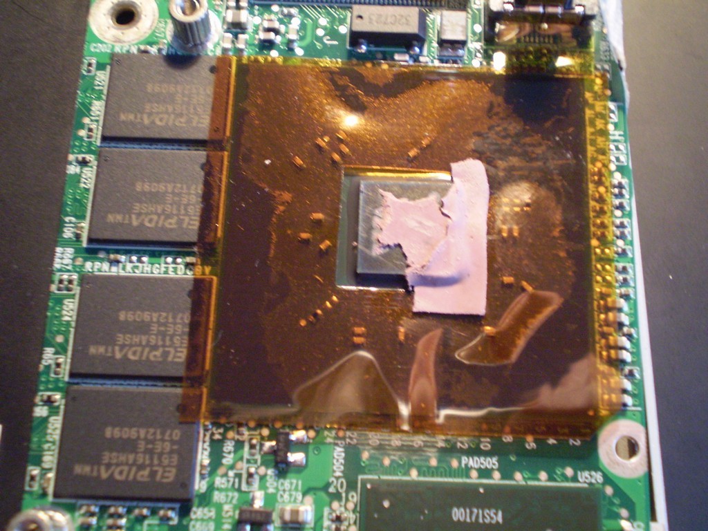 Detail na VIA chipset s integrovanou grafickou kartou VIA/S3G UniChrome Pro II IGP, vedle sdílená RAM paměť s čipy Elpida