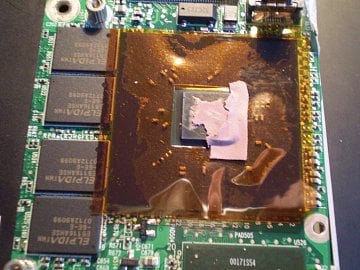 Detail na VIA chipset s integrovanou grafickou kartou VIA/S3G UniChrome Pro II IGP, vedle sdílená RAM paměť s čipy Elpida