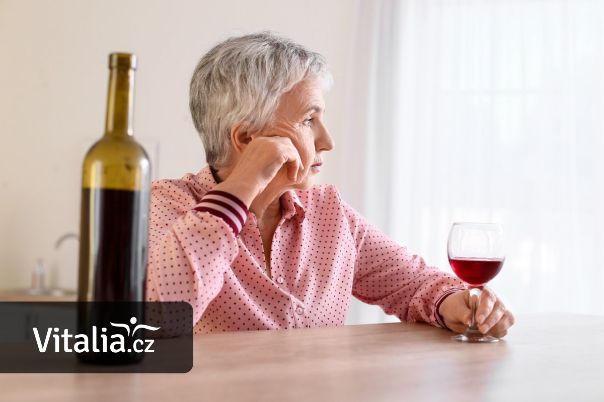 Babička pije. Rodina to dlouho nemusí tušit, potřebná péče neexistuje