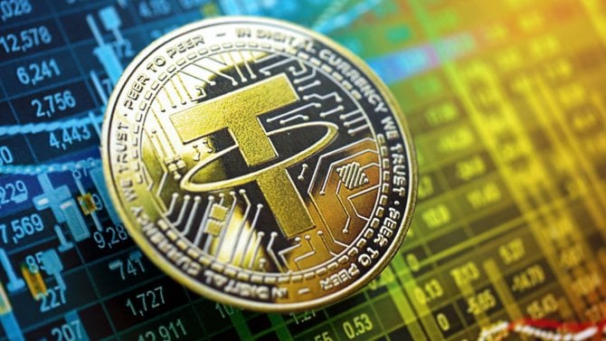 KYJEV, UKRAJINA - 17. SRPNA 2024 Tether USDT mince na kryptoměnovém obchodním grafu s výpočty v různých barvách close up