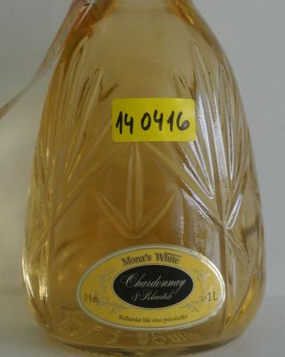 Chardonnay & Rkaciteli, Mona´s white, Bulharské bílé víno polosladké, alk. 11% obj., země původu: Bulharsko. Ve víně bylo zjištěno nadlimitní množství etanolu z přidaného cukru. Chuť a vůně byly neodpovídající, po nežádoucích biologických procesech (byla patrná autolýza kvasnic) a po plísni.