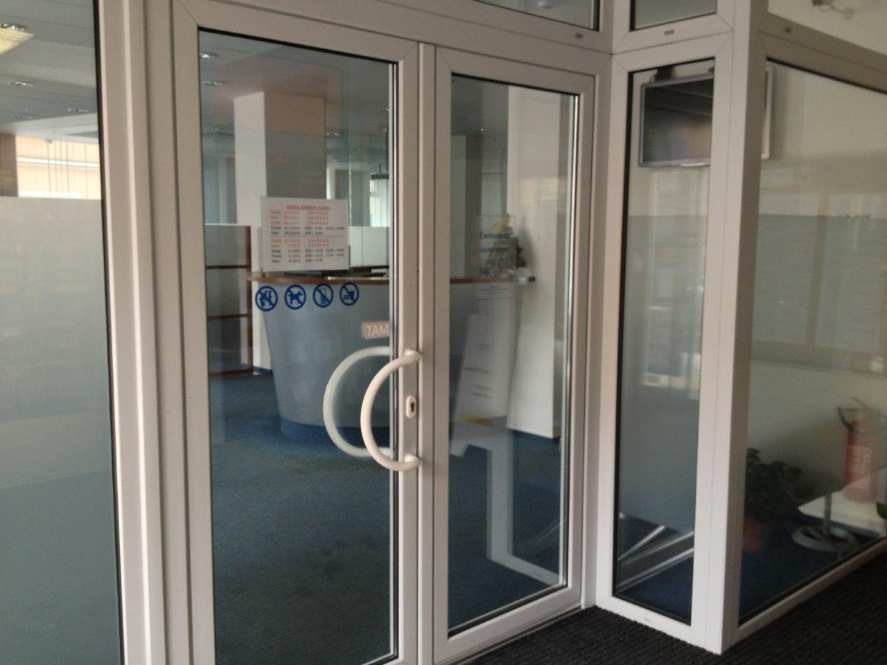 Za prosklenými dveřmi je hlavní recepce.