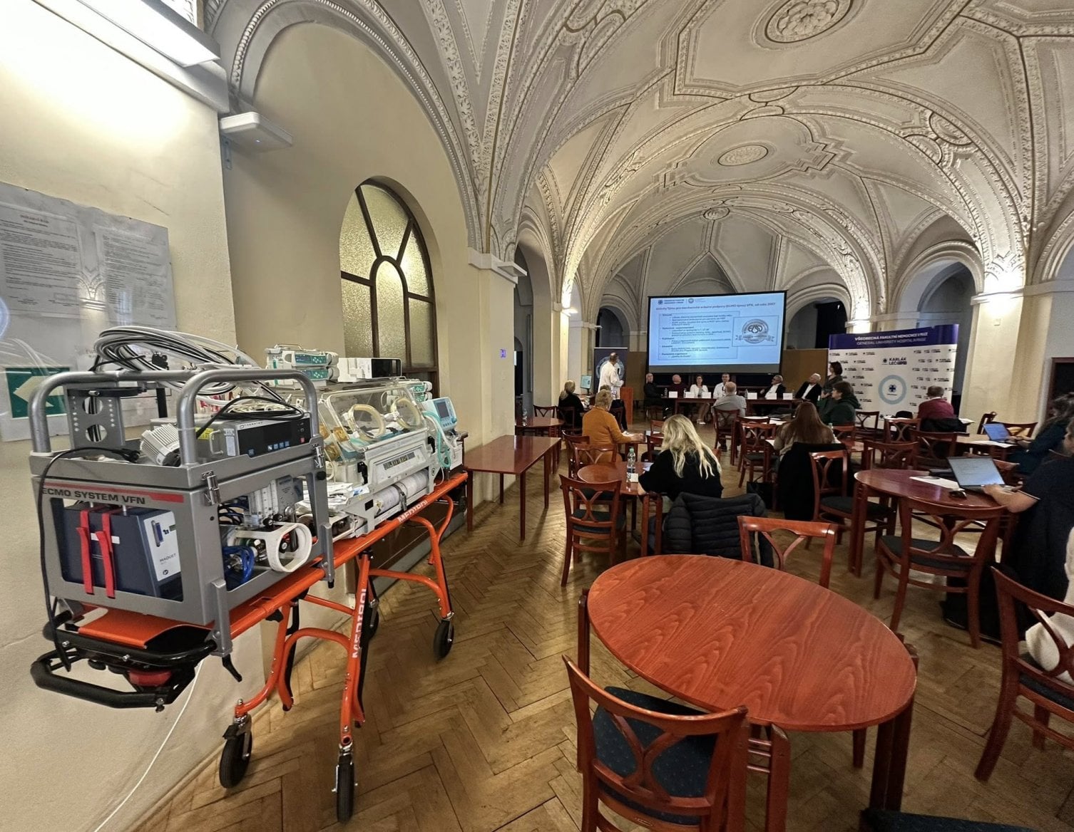 Tisková konference k 15 letům fungování ECMO týmu VFN