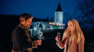 Moderátor Vojta Kotek s vítězkou hry Zrádci