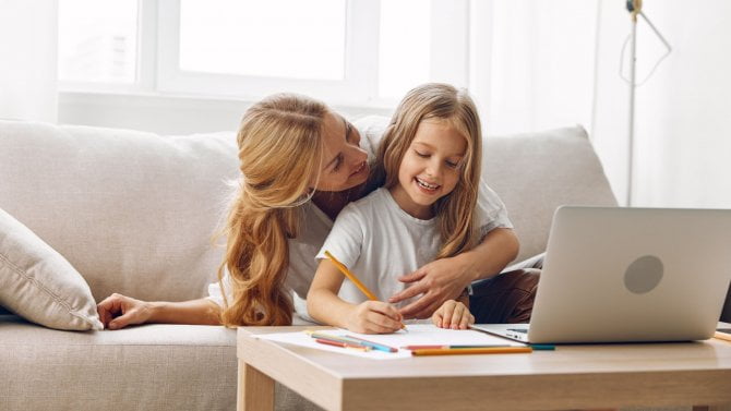 Šťastná matka hrající se v domácnosti s dcerou