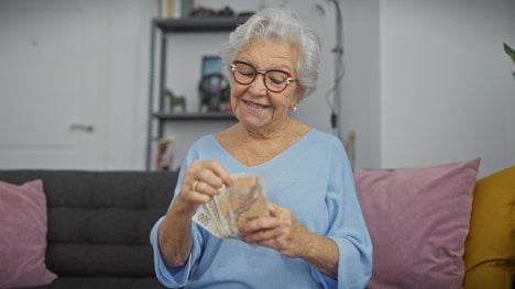 Za doručení důchodu chtějí skoro 100 korun. Pošťák ho ale může nosit zdarma