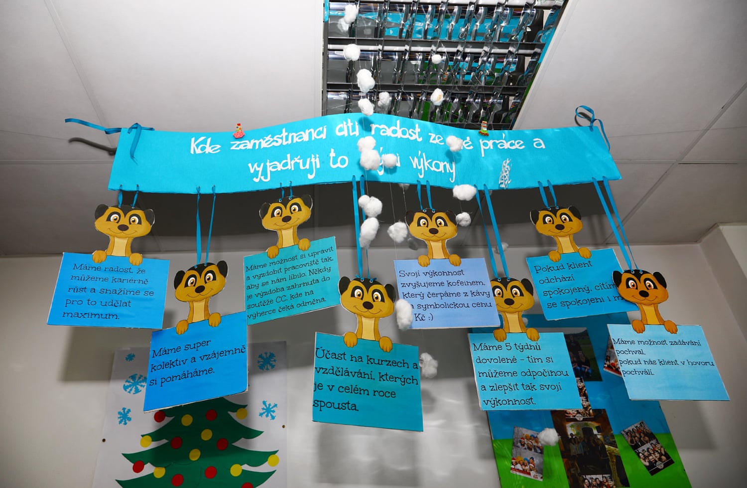 Zaměstnanci v call centru mají ze své práce radost. (02/2018)