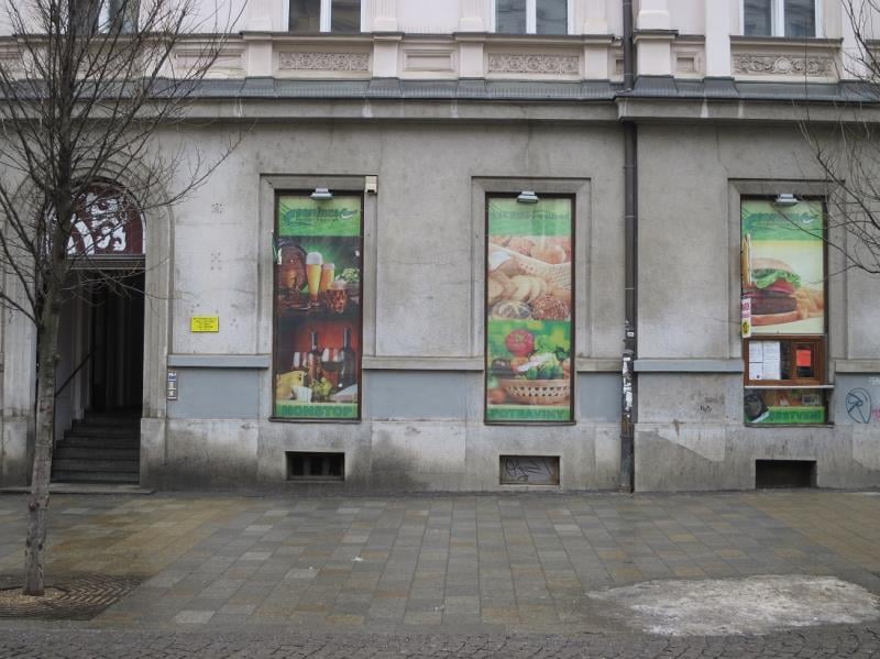 PRENCA s.r.o., Brněnka, Brno. V provozovně dochází i k prodeji potravin. Zjištěné skutečnosti: Nezajištěn přístup teplé vody pro očistu rukou, výrazně zanedbaný úklid, hromadění odpadů, výrazné znečištění všech prostor ad.