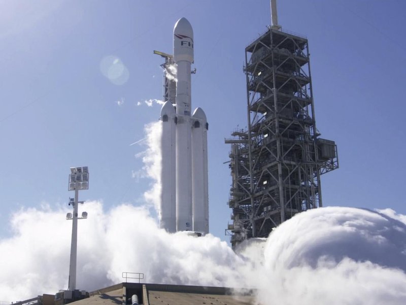  Raketa Falcon Heavy otevírá cestu k letům na Měsíc a k dalším expedicím v hlubokém vesmíru. 
