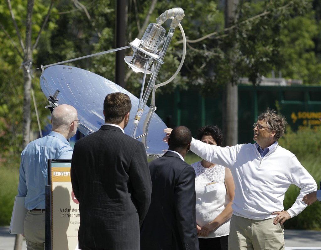 2010-06-bill-gates-podporuje-vc3bdvoj-solc3a1rnc3adch-toalet-1.j