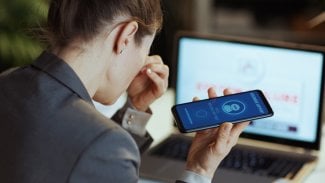 Žena znechucená při volání na zákaznickou linku s umělou inteligencí