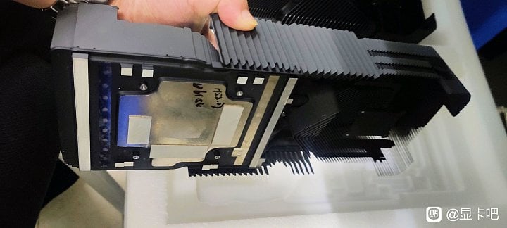 Uniklé fotky chladiče Nvidia GeForce RTX 4090 Ti základna